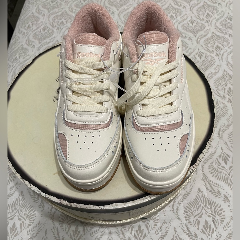 NEW Reebok Classics Chalk Casual LifeStyle
Shoes.!!
